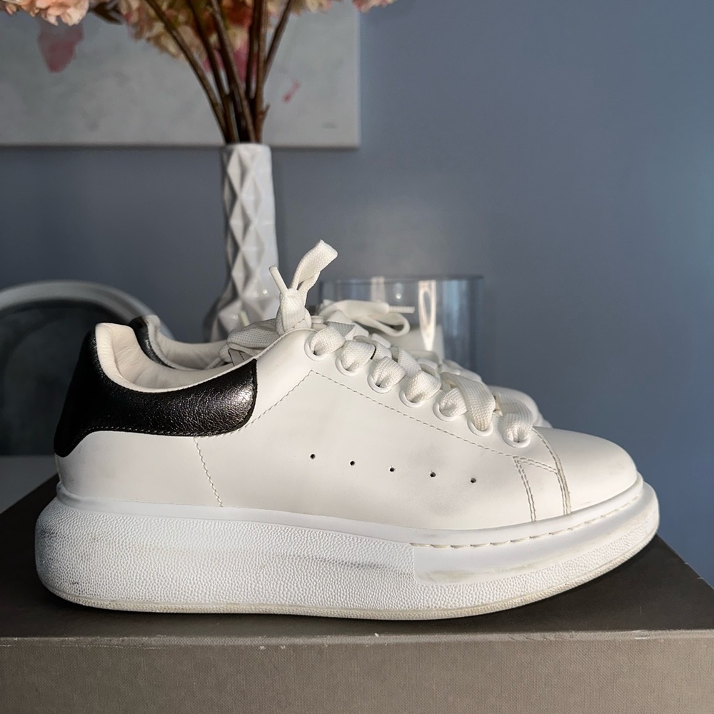 Alexander McQueen “WHITE/BLK PEARL”